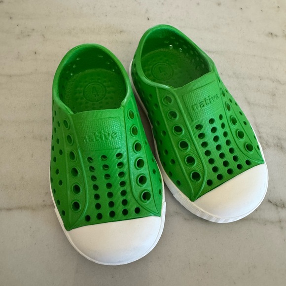 Native Kids Bright Green Shoes - Picture 1 of 6
